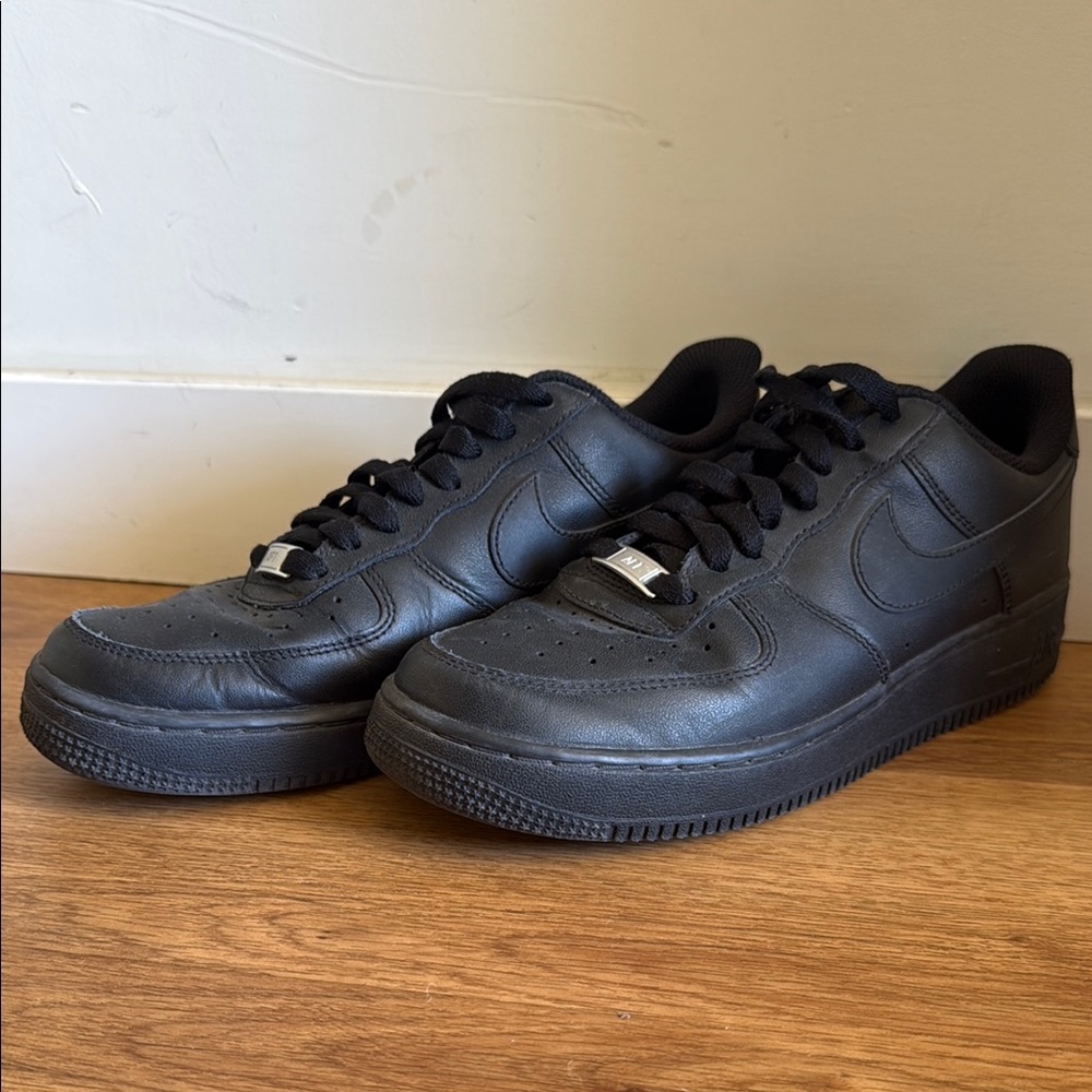 Nike Air Force 1 ‘07 Black Sneakers with Classic Silhouette and Durable Sole